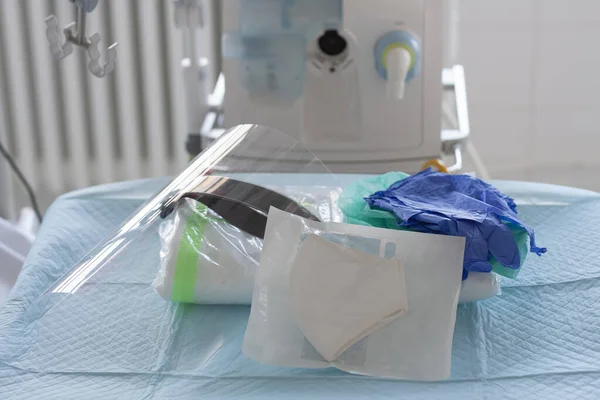 医院Icu桌子上的帽子 塑料防护面罩 呼吸器Ffp2和所有衣物 个人防护设备以防止病毒Covid — 图库照片