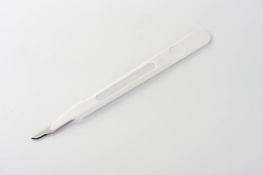 Beyaz arka plandaki tıbbi neşteri kapat. Neşter yoğun bakımda merkezi venöz kateter kanülasyonu için kullanılır. 