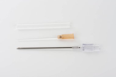 Beyaz arka planda turuncu damar içi kanül 14 G, dış çapı 2,1 mm, travma, kan nakli, ameliyat, assit ponksiyonu.