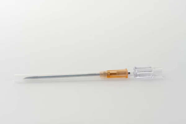 Oranje Intraveneuze Canule Witte Achtergrond Uitwendige Diameter Gebruikt Bij Trauma — Stockfoto