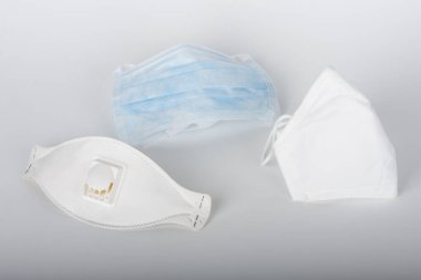 Yüz solunum cihazı ffp1, yüz solunum cihazı ffp2 ve yüz maskesi, virüse karşı korunmak için kişisel koruyucu ekipman covid-19.