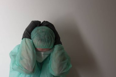 Erkek hemşire, plastik koruyucu gözlüklü ve solunum cihazı ffp2, kep, gawn, hastanedeki yoğun bakımda bulunan rus covid-19 'dan korunmak için kişisel koruyucu ekipmanlı..