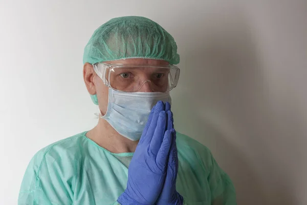 Plastik Koruyucu Gözlüklü Maskeli Kepli Cüppeli Eldivenli Erkek Hemşire Yoğun — Stok fotoğraf