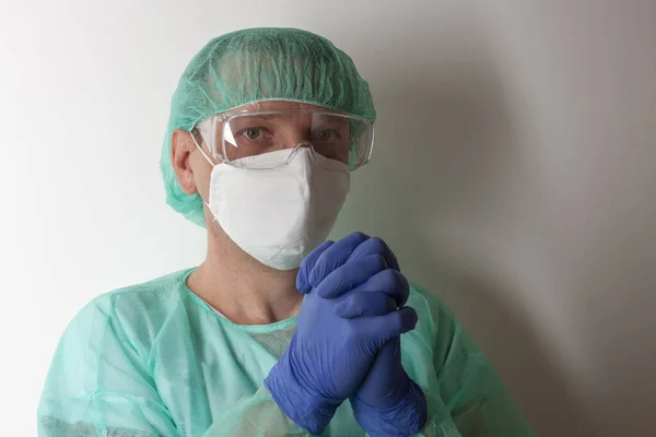 Pielęgniarka Męska Plastikowymi Okularami Ochronnymi Respiratorem Ffp2 Czapką Suknią Rękawiczkami — Zdjęcie stockowe