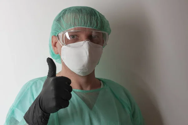 Pielęgniarka Męska Plastikowymi Okularami Ochronnymi Respiratorem Ffp2 Czapką Suknią Rękawiczkami — Zdjęcie stockowe