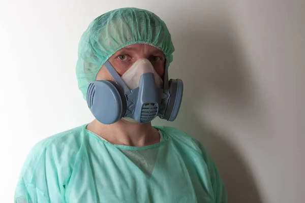 男护士 双滤镜半面呼吸器面具 配备个人防护设备 在医院Icu防止感染病毒Covid — 图库照片