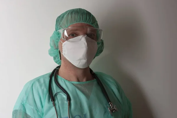 Infirmière Avec Lunettes Protection Plastique Respirateur Ffp2 Capuchon Robe Avec — Photo