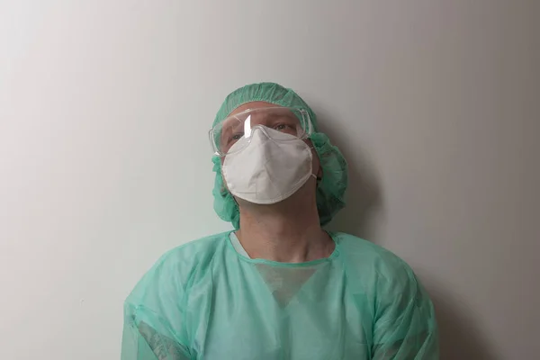 Zmęczona Pielęgniarka Męska Plastikowymi Okularami Ochronnymi Respiratorem Ffp2 Czapką Suknią — Zdjęcie stockowe