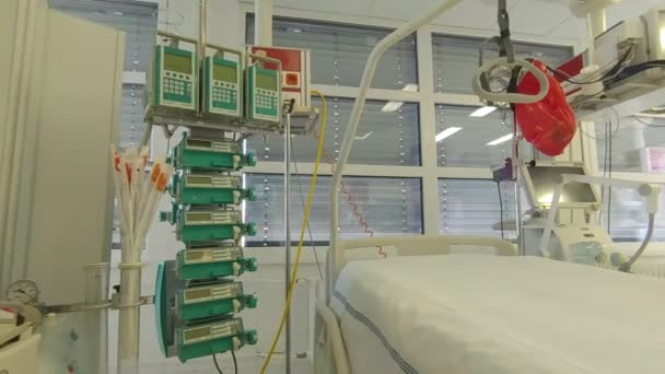 Unidade Terapia Intensiva Hospital Dois Leitos Com Monitores Ventiladores Local — Vídeo de Stock