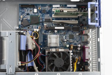 Eski masaüstü bilgisayarı, disket sürücüsü, CD sürücüsü, sabit disk sürücüsü, ana kart, güç kaynağı ünitesi. Üst pano olmadan bilgisayar.  