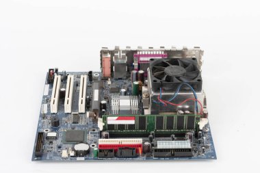 Eski masaüstü bilgisayarının ana paneli, CPU soğutucu fan, ana karttaki bellek modülü.