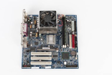 Eski masaüstü bilgisayarının ana paneli, CPU soğutucu fan, ana karttaki bellek modülü.