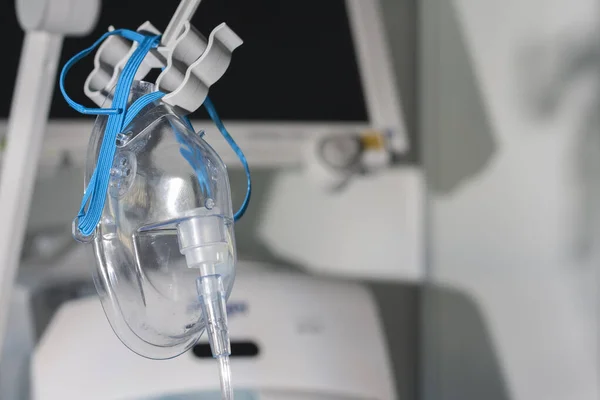 Yetişkin Oksijen Maskesi Hastanedeki Yoğun Bakımda Arka Planda Tıbbi Solunum — Stok fotoğraf