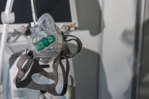 入院中のIcuのバックグラウンド医療用人工呼吸器の非侵襲的ベンチレーションフェイスマスク ロイヤリティフリーのストック画像