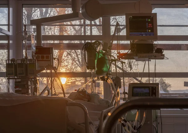 Patient Connected Medical Ventilator Monitor Icu Hospital Windows Sun Rises — Stock Photo, Image