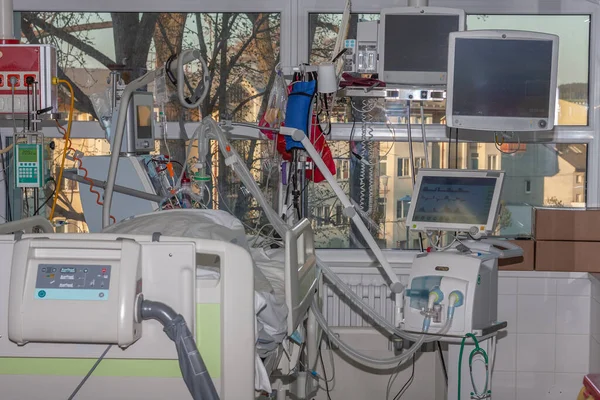 Sala Aislamiento Unidad Cuidados Intensivos Paciente Conectado Ventilador Médico Máquina — Foto de Stock