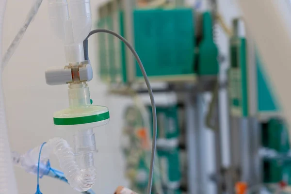 内視鏡チューブ Hmeフィルター 二酸化炭素センサー 病院のIcuの医療用人工呼吸器に接続されている患者 — ストック写真