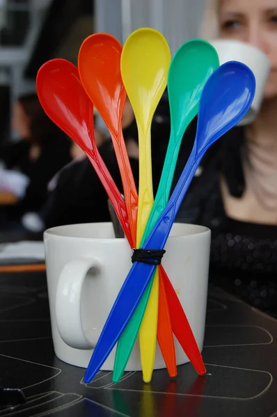 Zestaw Rainbow Kolorowe łyżki na stole w kawiarni — Zdjęcie stockowe
