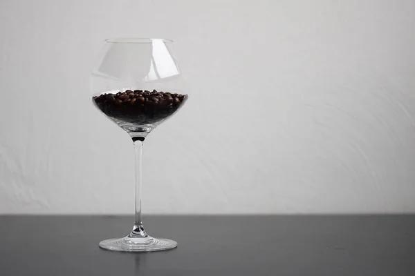 ワイングラスの中のコーヒー豆 ロイヤリティフリーのストック写真