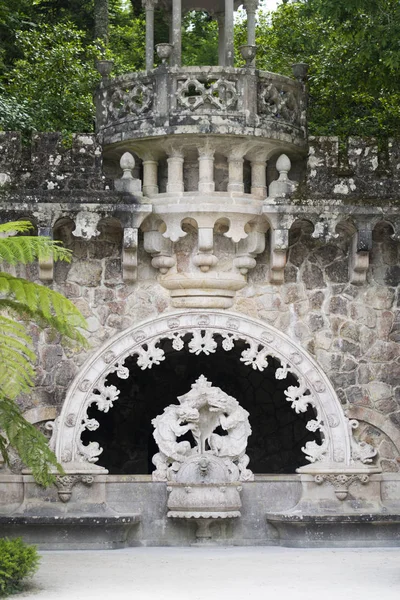 Palacio Quinta da Regaleira en Sintra, Portugal. Parte del parque con túnel — Foto de Stock