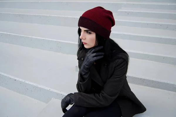 Outdoor-Lifestyle-Mode Porträt der Schönen brünetten Frau trägt warme Winterkleidung und Strickmütze. — Stockfoto