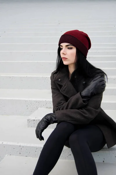 Εξωτερικό lifestyle πορτρέτο μόδας της όμορφης μελαχρινής γυναίκας φορώντας ζεστά χειμωνιάτικα φθινοπωρινά ρούχα και πλεκτό καπέλο. Κοιτάζοντας αριστερά — Φωτογραφία Αρχείου