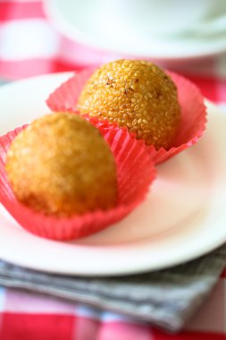 Susam tohumu topları beyaz plaka üzerinde.