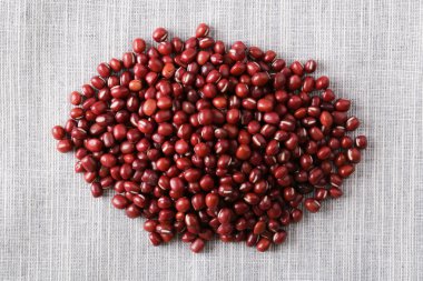 Azuki bez arka plan üzerinde izole kırmızı fasulye yakın çekim