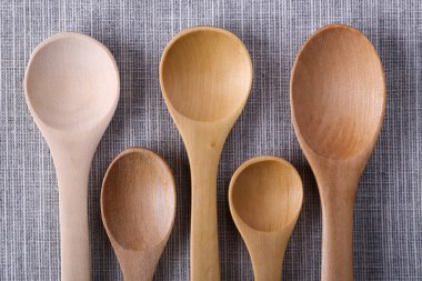 Tahta kaşıkları bez arka plan üzerinde closeup çekim.