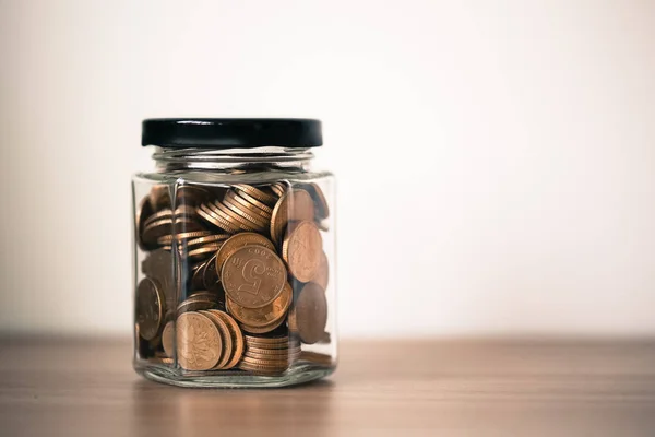 Monedas en frasco de dinero de vidrio — Foto de Stock