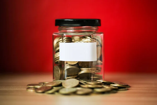 Monedas en frasco de dinero de vidrio — Foto de Stock
