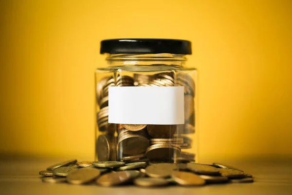 Monedas en frasco de dinero de vidrio — Foto de Stock