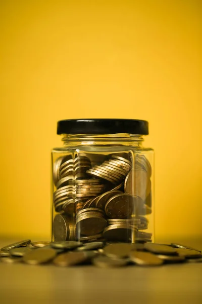 Monedas en frasco de dinero de vidrio — Foto de Stock