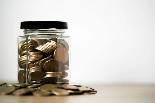 Monedas en frasco de dinero de vidrio — Foto de Stock