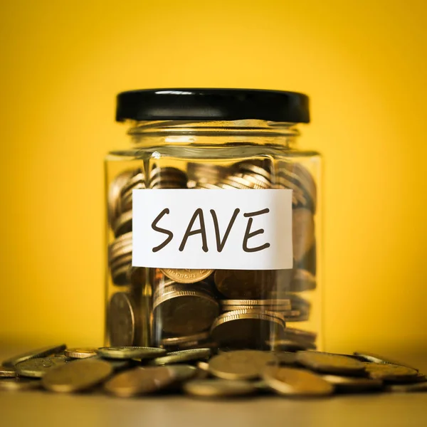 Munten In glas besparen geld Jar — Stockfoto