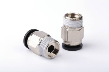 Pnömatik bağlantı parçaları üzerinde beyaz izole aksesuarları