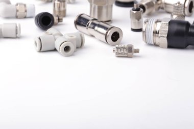 Pnömatik bağlantı parçaları üzerinde beyaz izole aksesuarları