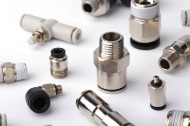 Pnömatik bağlantı parçaları üzerinde beyaz izole aksesuarları