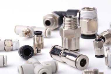 Pnömatik bağlantı parçaları üzerinde beyaz izole aksesuarları