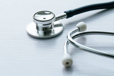 Beyaz arkaplanda steteskop