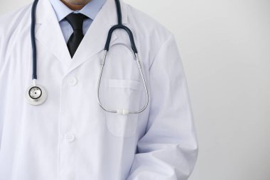 Steteskoplu doktor.