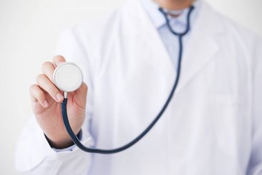 Doktor steteskop tutuyor.