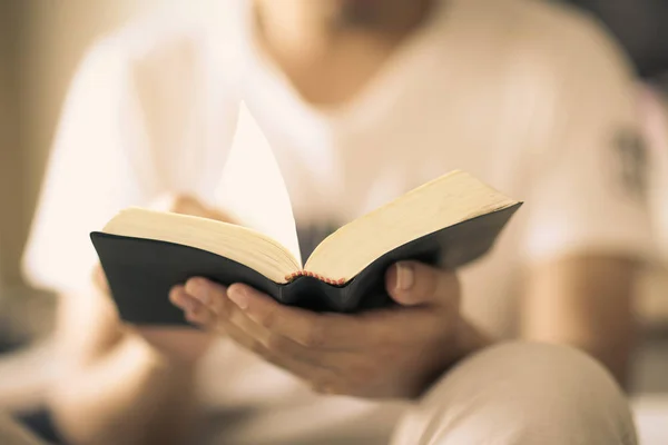 Hombre leyendo libro —  Fotos de Stock