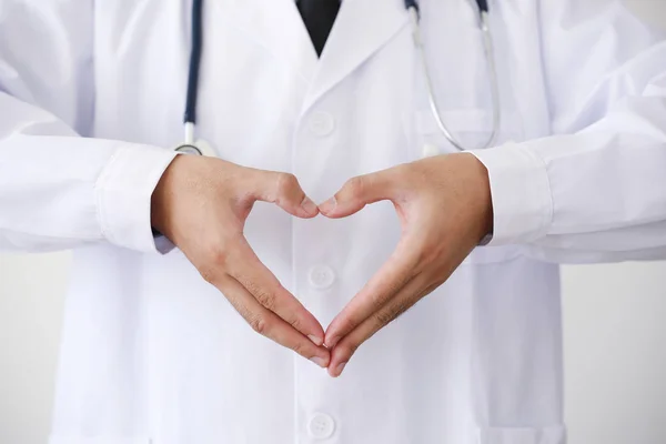 Doctor haciendo forma de corazón —  Fotos de Stock