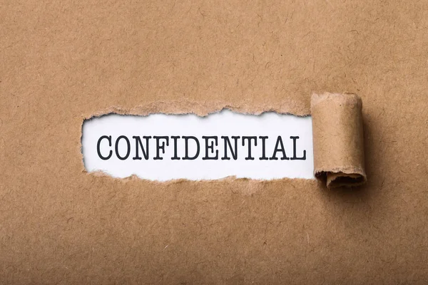 Rasgo de papel com palavra Confidencial — Fotografia de Stock