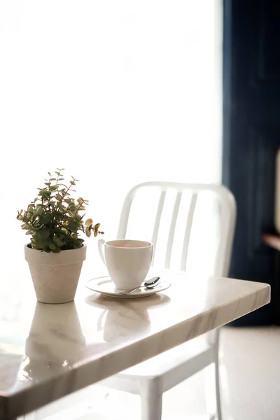 Eine Tasse Kaffee auf dem Tisch im Zimmer, Vintage-Filter, selektiver Fokus. — Stockfoto