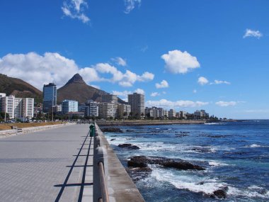 Yolu ile arka planda dağ deniz yanında.