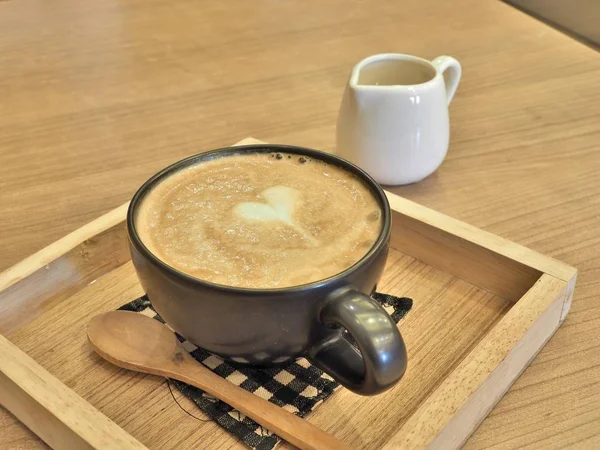 Latte au café avec sirop dans un petit pot blanc . — Photo