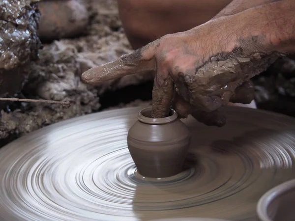 Mãos fazendo a cerâmica — Fotografia de Stock