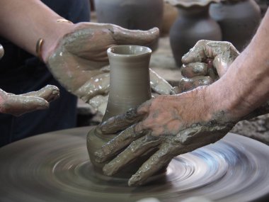 eller seramik yapıyor